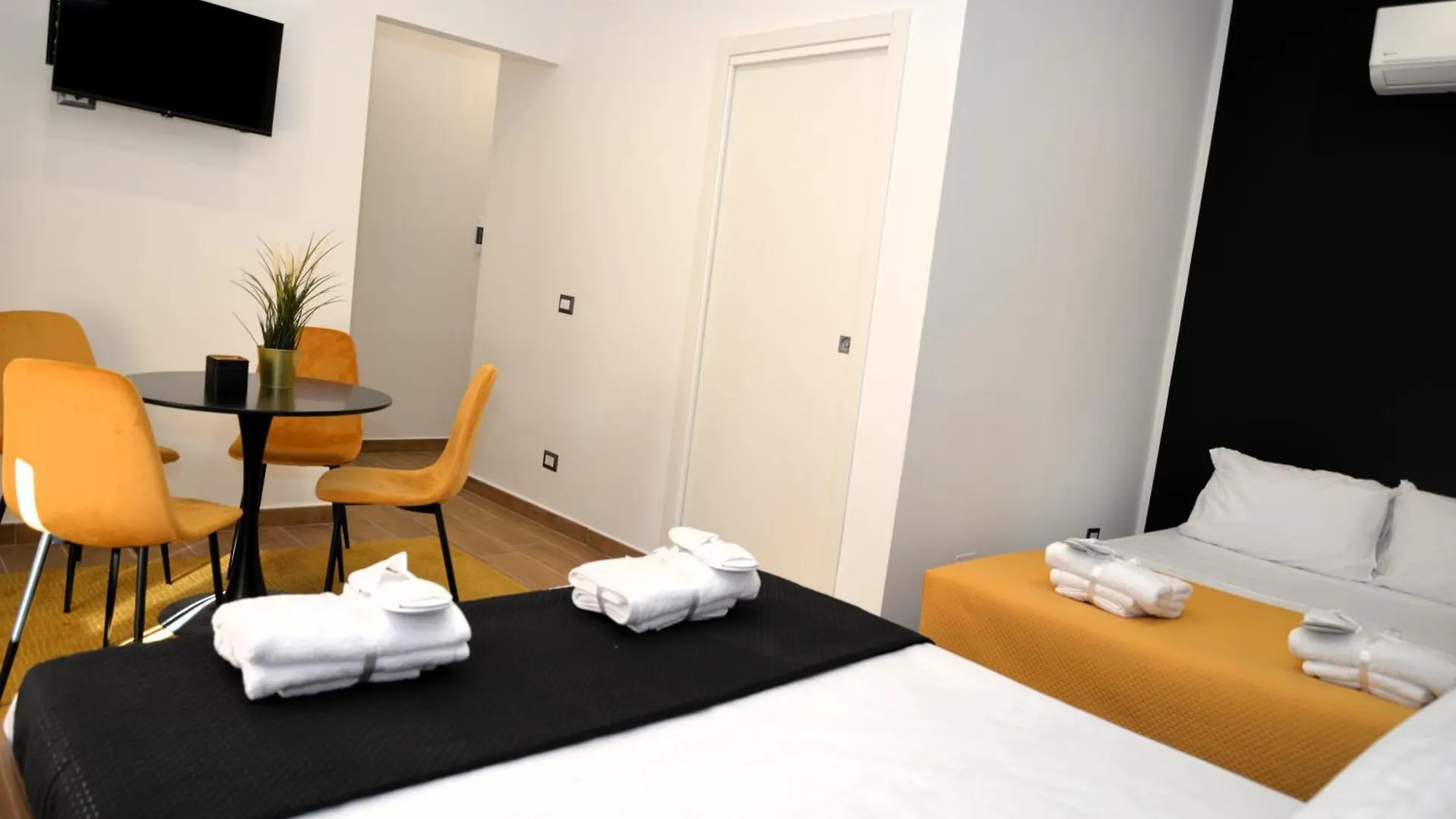 Blackwoody Contemporary Rooms - Napoli Centro Storico 0*,  Italia