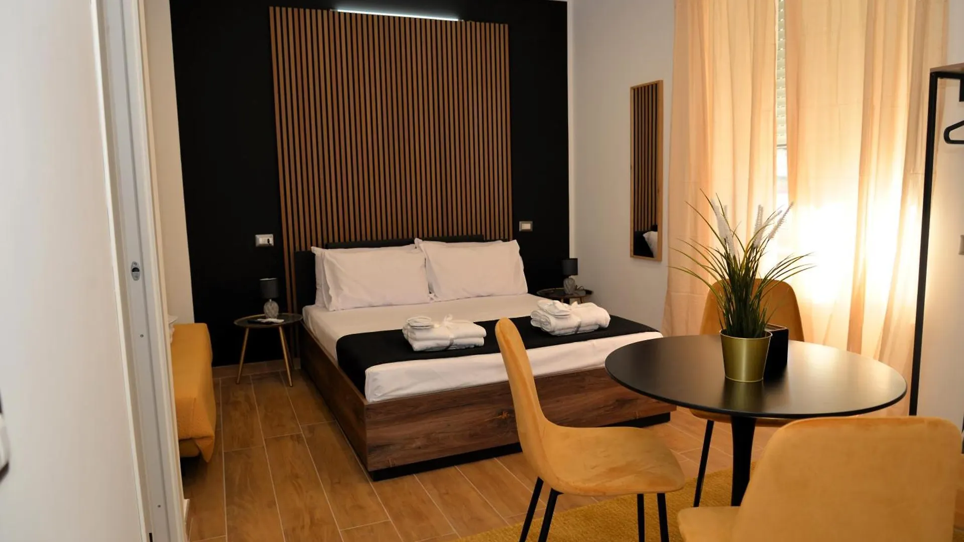 Affittacamere Blackwoody Contemporary Rooms - Napoli Centro Storico