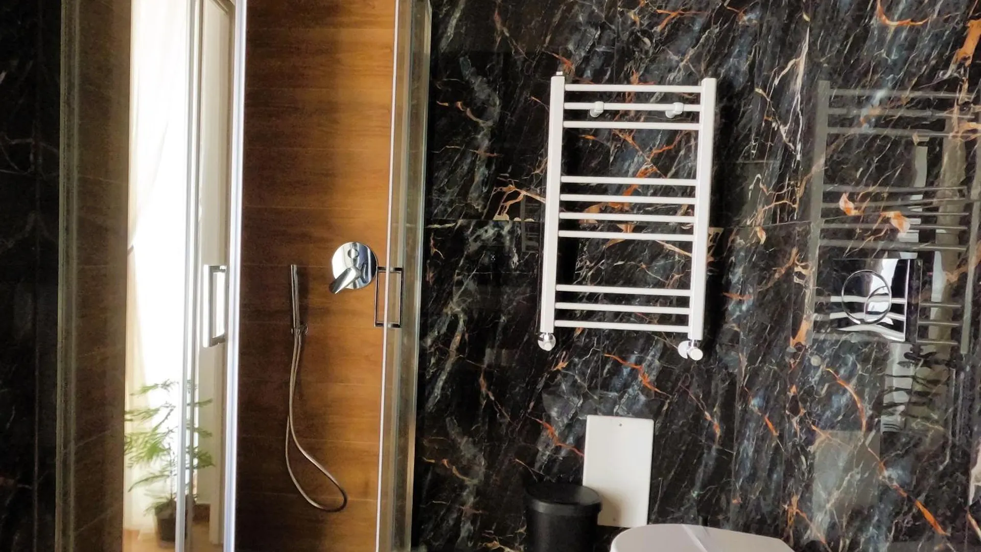 Blackwoody Contemporary Rooms - Napoli Centro Storico Affittacamere