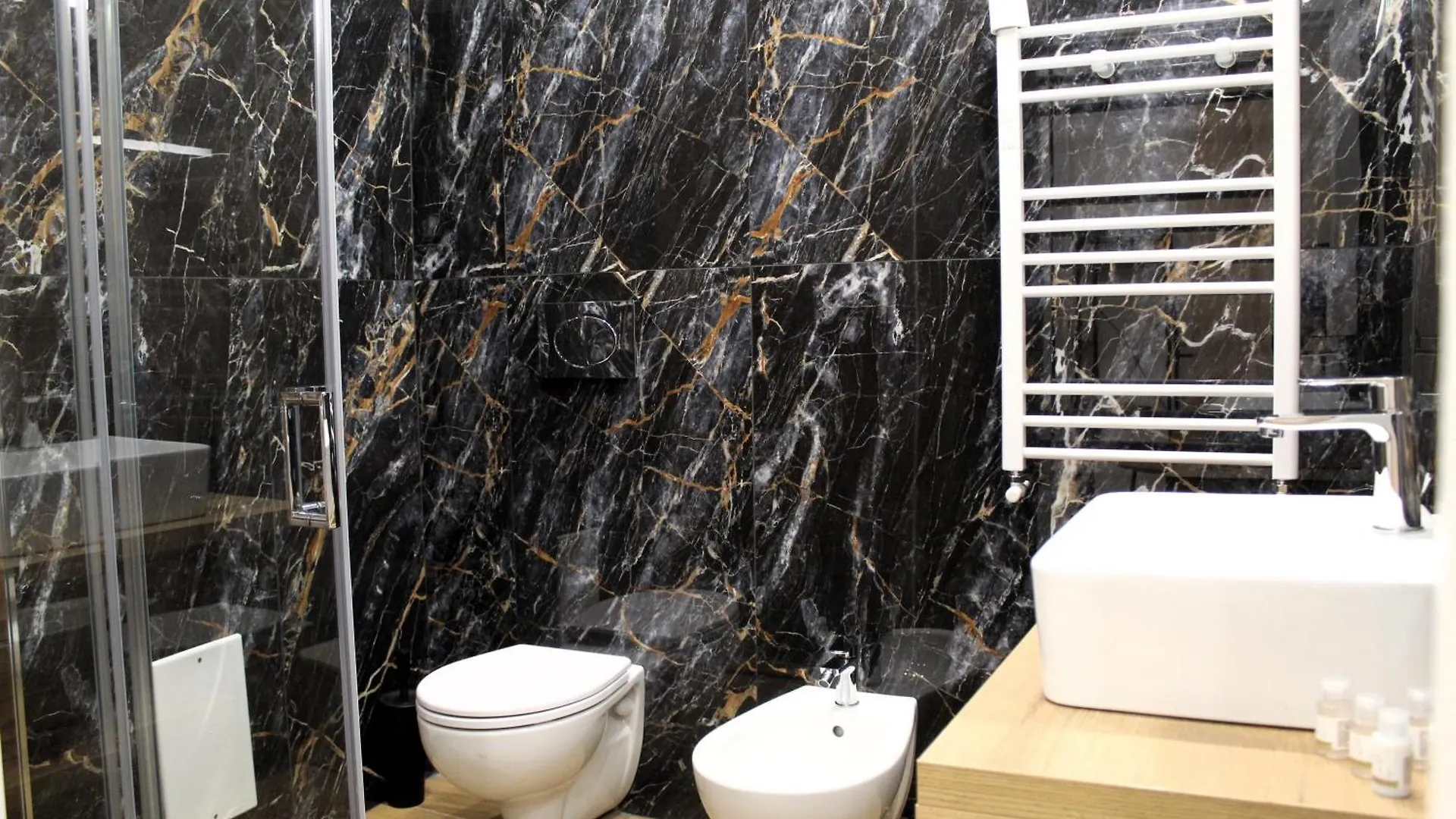 Blackwoody Contemporary Rooms - Napoli Centro Storico
