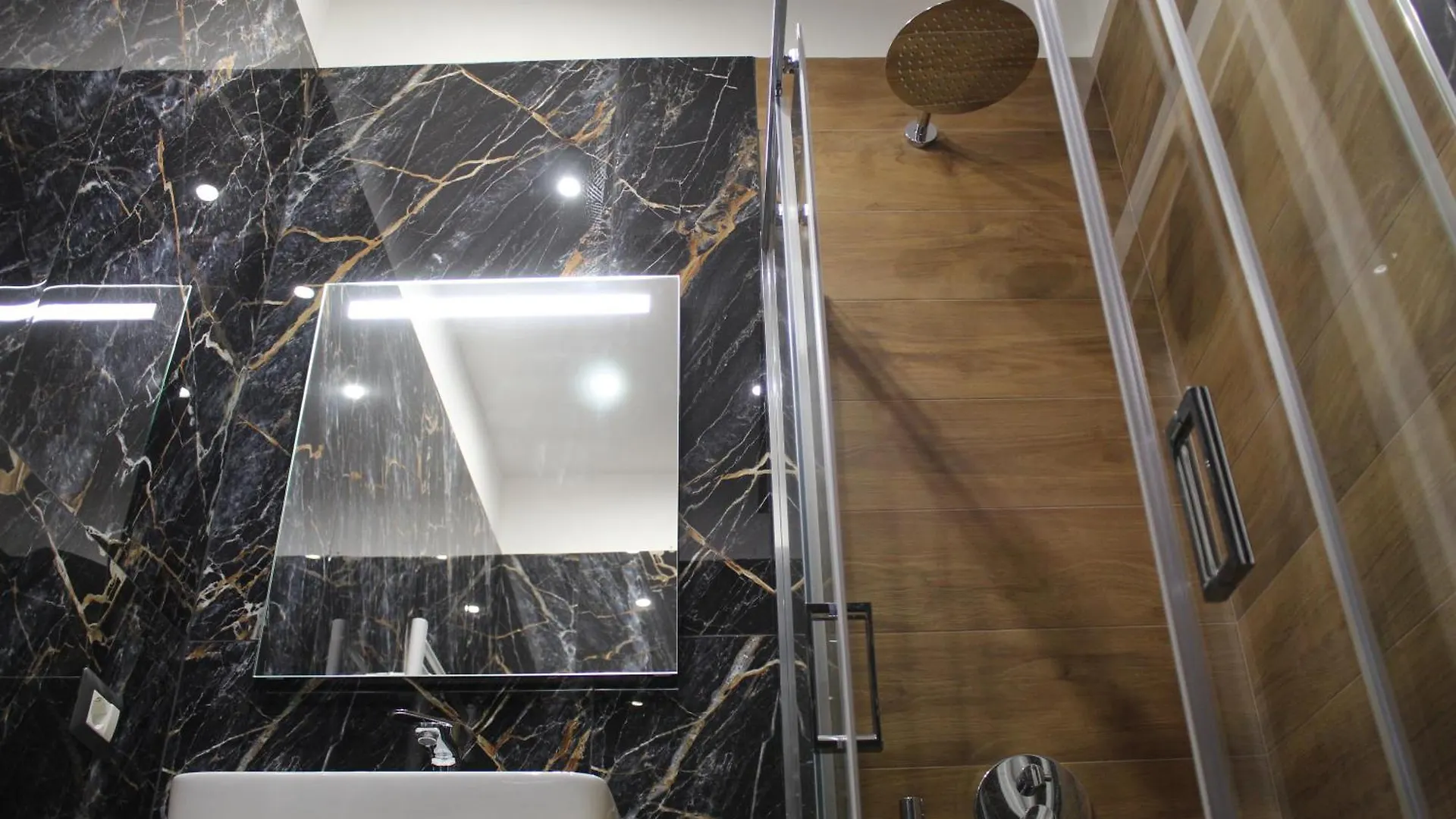 Blackwoody Contemporary Rooms - Napoli Centro Storico Italia