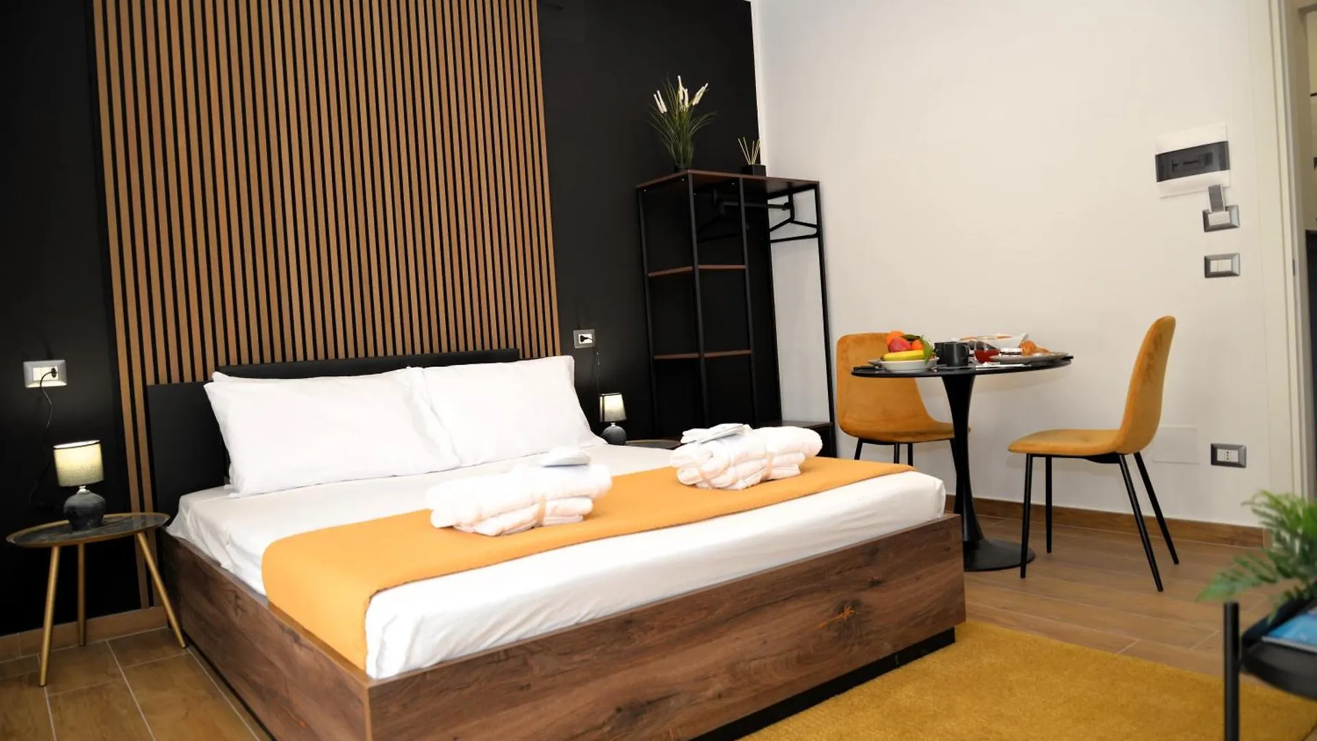 Guest house Blackwoody Contemporary Rooms - Napoli Centro Storico Italy