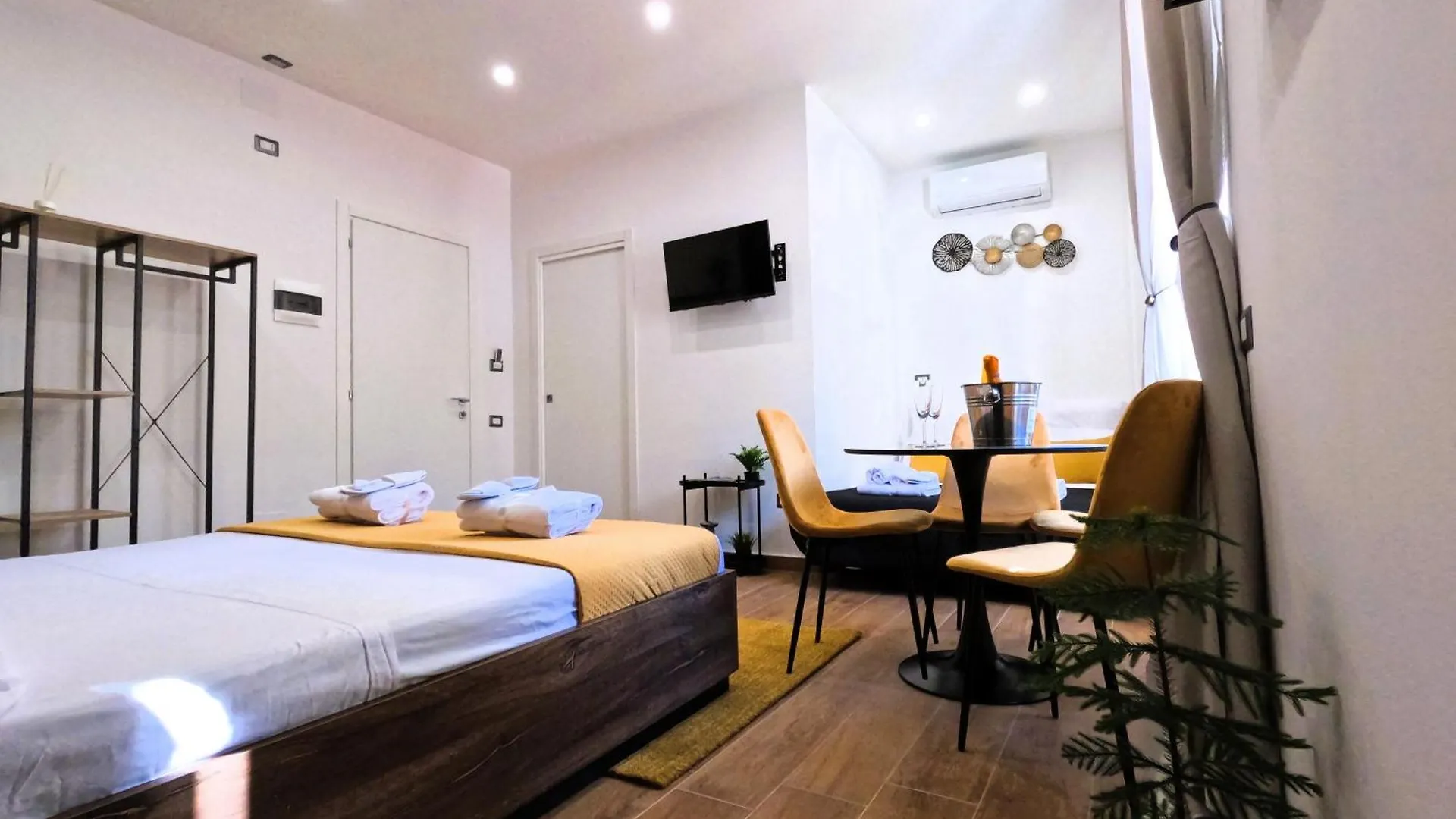 Blackwoody Contemporary Rooms - Napoli Centro Storico İtalya