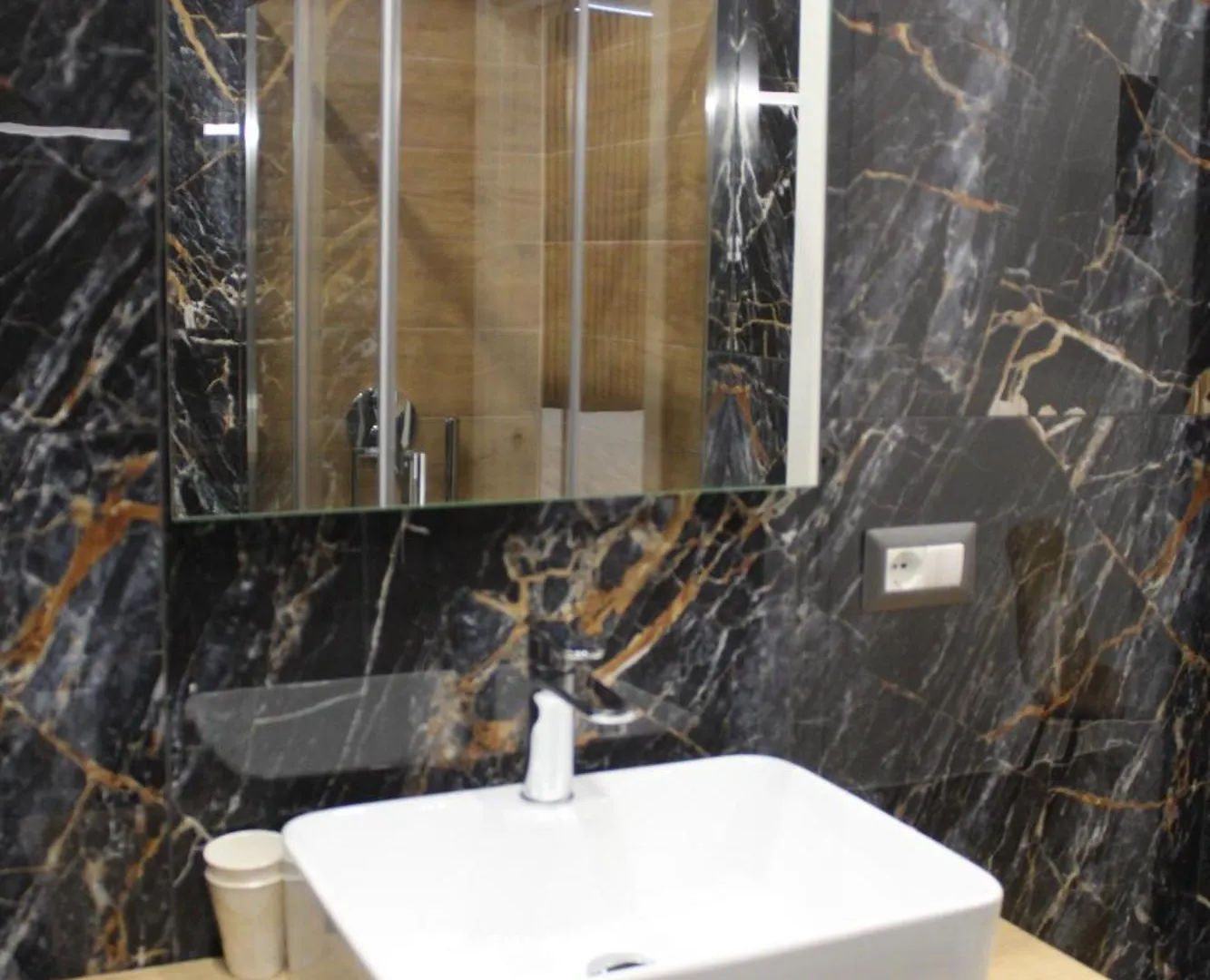 Blackwoody Contemporary Rooms - Napoli Centro Storico