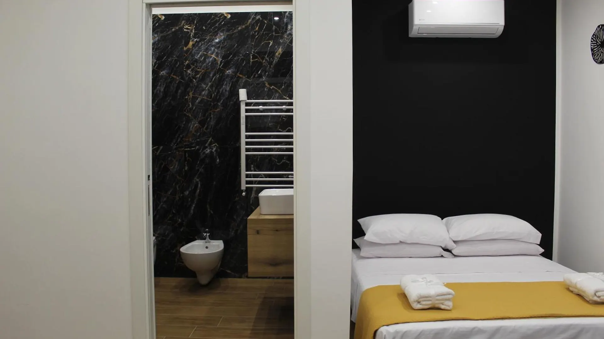 Konukevi Blackwoody Contemporary Rooms - Napoli Centro Storico