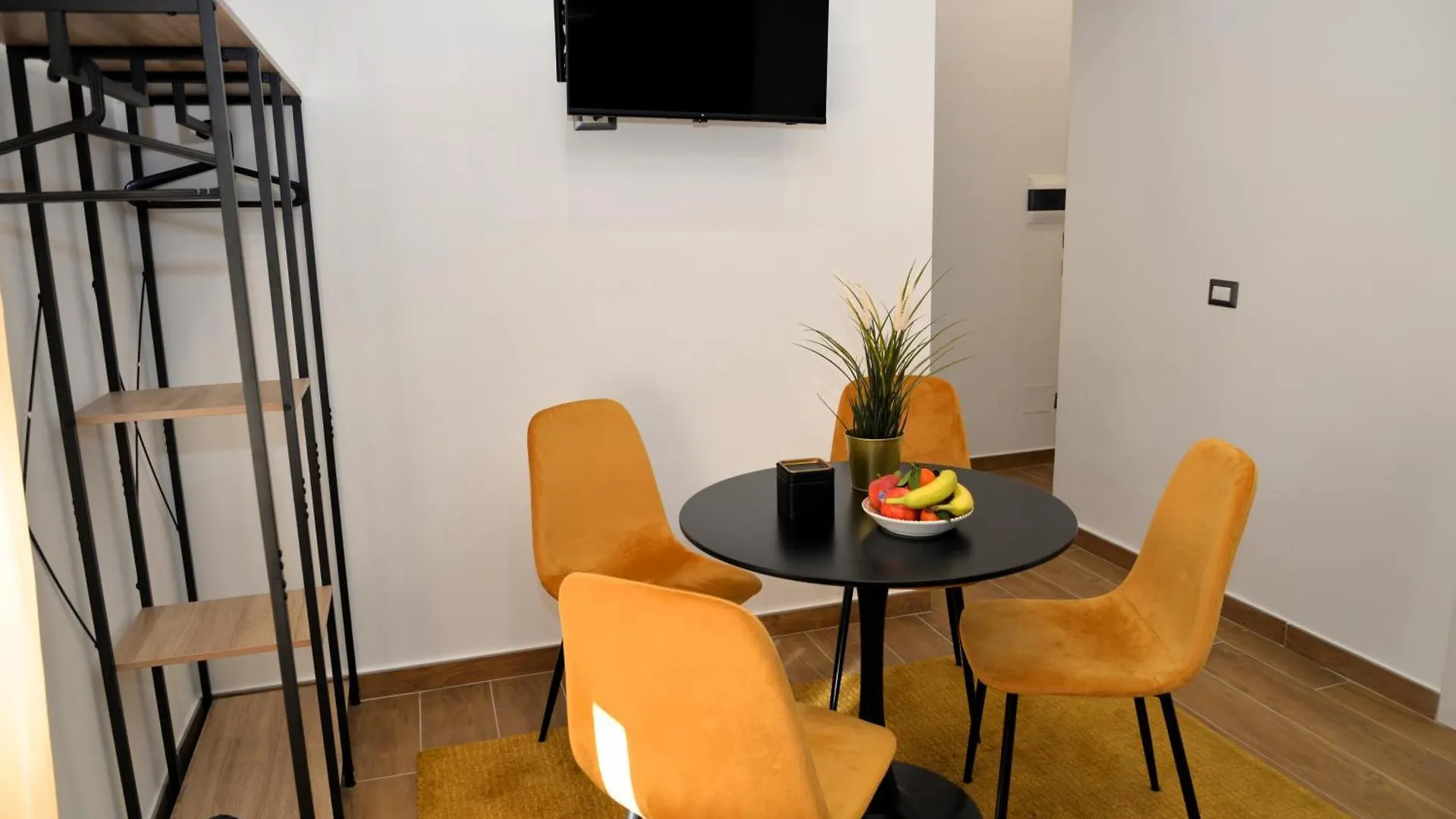 Blackwoody Contemporary Rooms - Napoli Centro Storico 0*,  İtalya