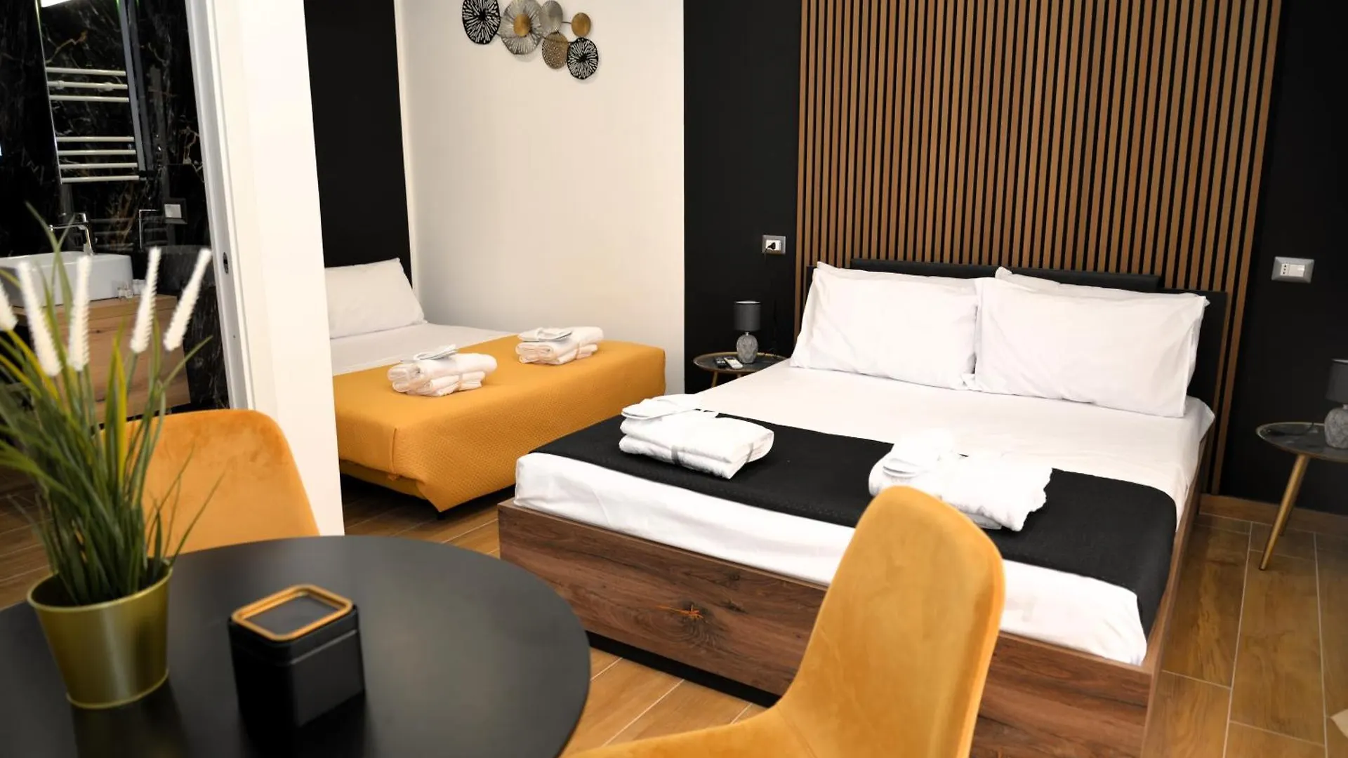 Konukevi Blackwoody Contemporary Rooms - Napoli Centro Storico İtalya