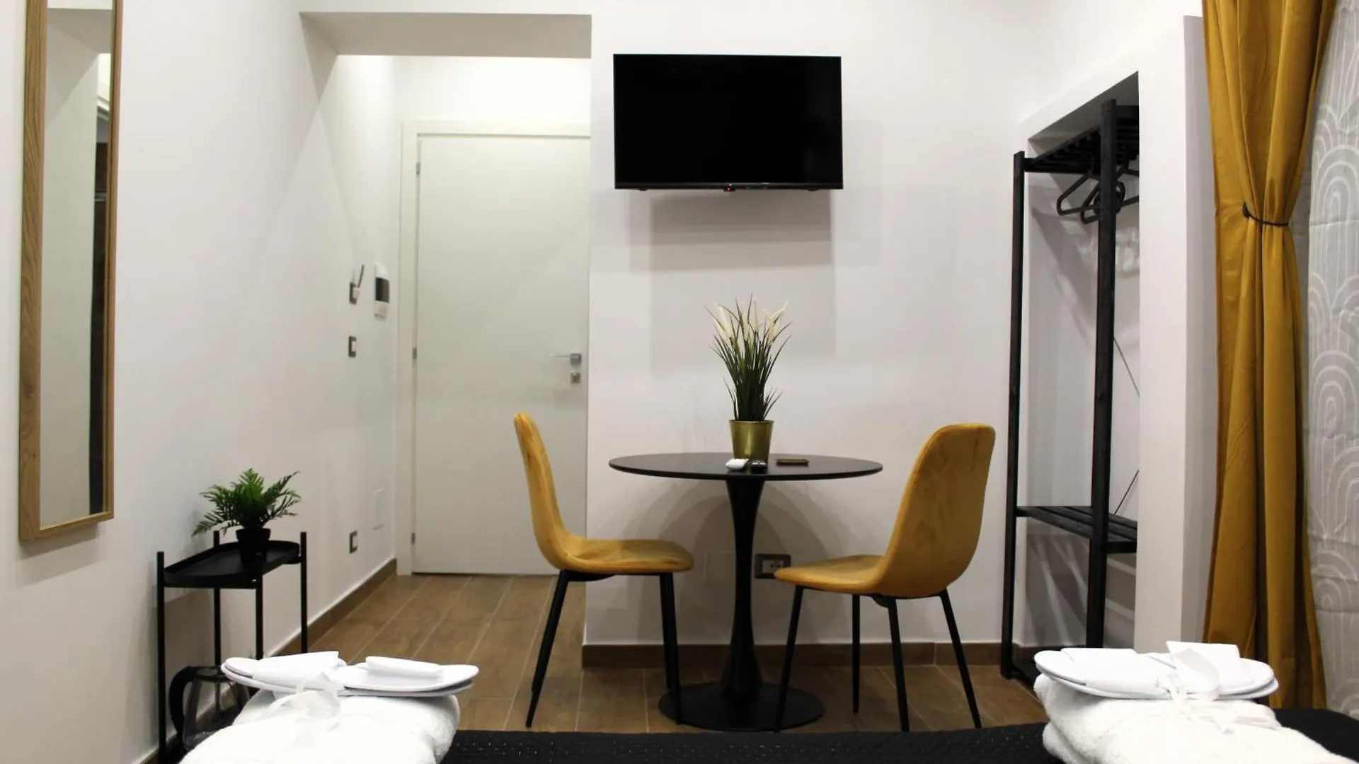 Blackwoody Contemporary Rooms - Napoli Centro Storico 0*,